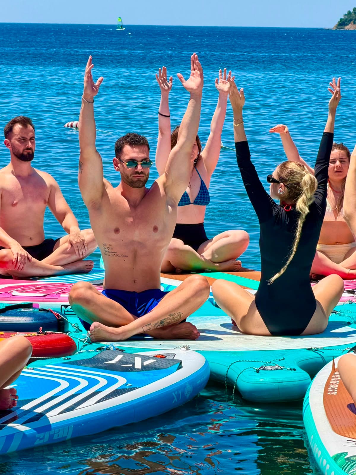 Burkay Çalışkan su üzerinde yoga seansını yönetirken